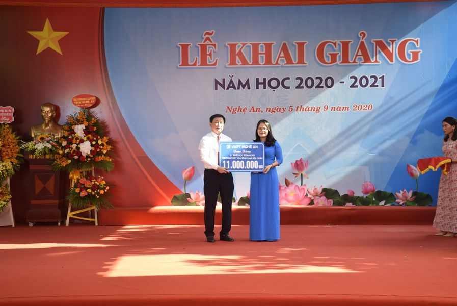 VNPT Nghệ An trao tặng 11 suất học bổng cho các em học sinh giỏi quốc gia có hoàn cảnh khó khăn nhân dịp đầu năm học mới 2020-2021 VNPT Nghệ An trao tặng 11 suất học bổng cho các em học sinh giỏi quốc gia có hoàn cảnh khó khăn nhân dịp đầu năm học mới 2020-2021
